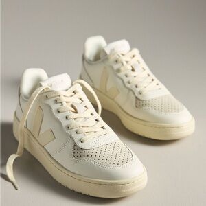 Veja V-10 Sneakers - White/platine - size 8